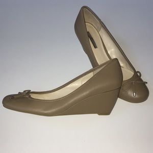 9.5 BCBGeneration wedge heel pumps bow slip on new
